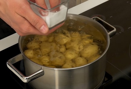 Фото шага рецепта Салат с картошкой и килькой 137465 шаг 1  