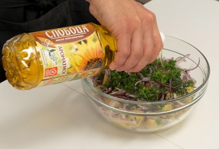 Фото шага рецепта Салат с картошкой и килькой 137465 шаг 4  