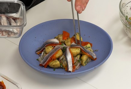 Фото шага рецепта Салат с картошкой и килькой 137465 шаг 5  