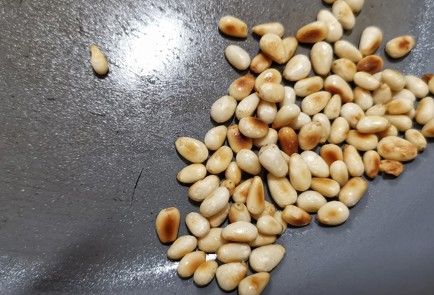 Фото шага рецепта Салат с кедровыми орехами 173583 шаг 2  