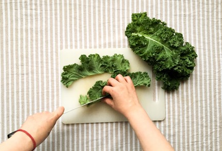 Фото шага рецепта Салат с кейлом и пармезаном 139007 шаг 1  