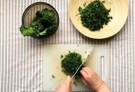 Фото шага рецепта Салат с кейлом и пармезаном 139007 шаг 2  