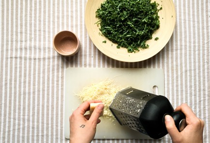 Фото шага рецепта Салат с кейлом и пармезаном 139007 шаг 3  