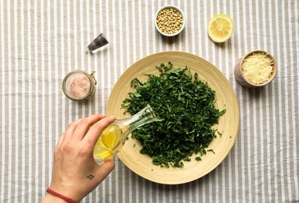 Фото шага рецепта Салат с кейлом и пармезаном 139007 шаг 4  