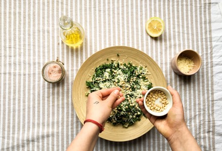 Фото шага рецепта Салат с кейлом и пармезаном 139007 шаг 5  