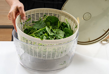 Фото шага рецепта Салат с клубникой 189153 шаг 3  