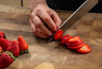 Фото шага рецепта Салат с клубникой 189153 шаг 4  