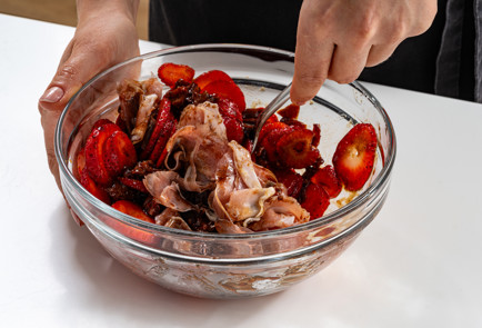 Фото шага рецепта Салат с клубникой 189153 шаг 8  