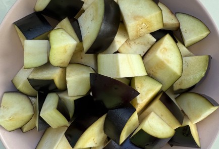 Фото шага рецепта Салат с коктейльными томатами запеченными баклажанами и фетой 188927 шаг 1  