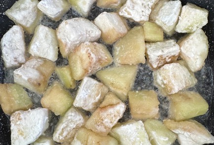 Фото шага рецепта Салат с коктейльными томатами запеченными баклажанами и фетой 188927 шаг 2  