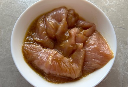 Фото шага рецепта Салат с консервированной фасолью и индейкой 174111 шаг 4  