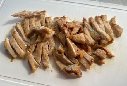 Фото шага рецепта Салат с консервированной фасолью и индейкой 174111 шаг 9  