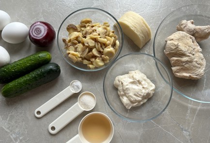 Фото шага рецепта Салат с консервированными шампиньонами 175159 шаг 1  