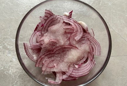 Фото шага рецепта Салат с консервированными шампиньонами 175159 шаг 3  