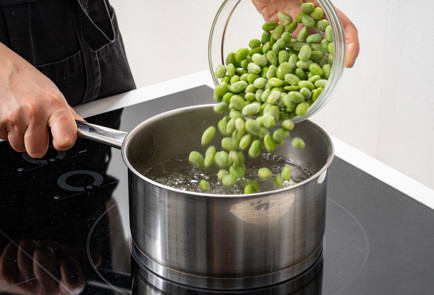 Фото шага рецепта Салат с копченой форелью 189270 шаг 2  