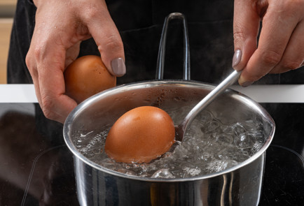 Фото шага рецепта Салат с копченой форелью 189270 шаг 3  