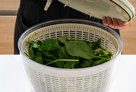 Фото шага рецепта Салат с копченой форелью 189270 шаг 4  