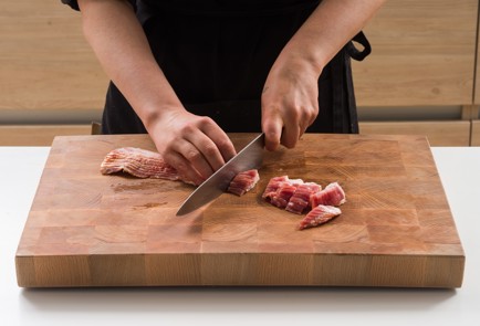 Фото шага рецепта Салат с копченым беконом грушей и голубым сыром 152407 шаг 1  