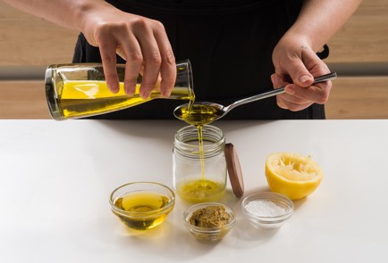 Фото шага рецепта Салат с копченым беконом грушей и голубым сыром 152407 шаг 7  