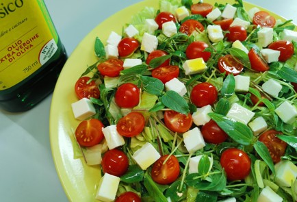 Фото шага рецепта Салат с козьим сыром 189753 шаг 10  