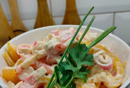 Фото шага рецепта Салат с крабовыми палочками перцем и помидором 175166 шаг 13  