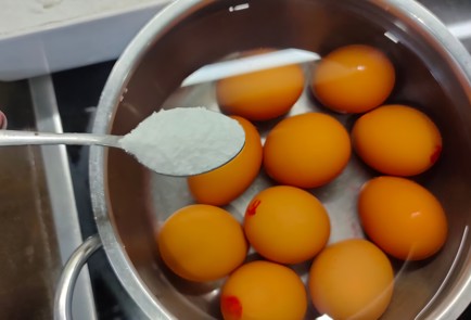 Фото шага рецепта Салат с крабовыми палочками перцем и помидором 175166 шаг 2  