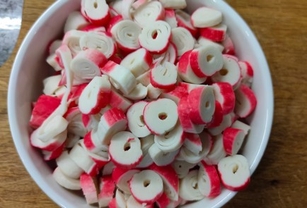 Фото шага рецепта Салат с крабовыми палочками перцем и помидором 175166 шаг 3  