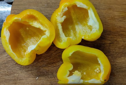 Фото шага рецепта Салат с крабовыми палочками перцем и помидором 175166 шаг 4  