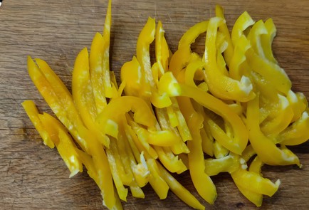 Фото шага рецепта Салат с крабовыми палочками перцем и помидором 175166 шаг 5  