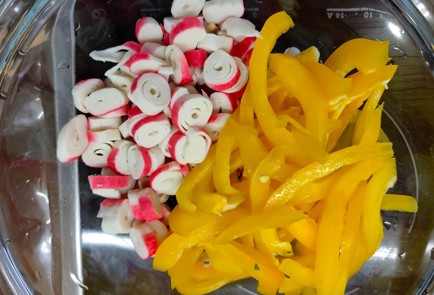 Фото шага рецепта Салат с крабовыми палочками перцем и помидором 175166 шаг 6  