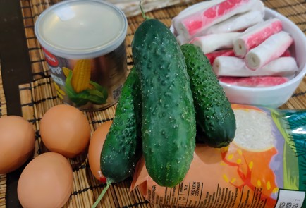 Фото шага рецепта Салат с крабовыми палочками рисом и кукурузой 175138 шаг 1  