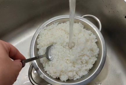 Фото шага рецепта Салат с крабовыми палочками рисом и кукурузой 175138 шаг 10  