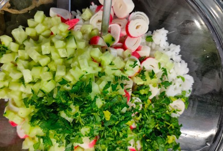 Фото шага рецепта Салат с крабовыми палочками рисом и кукурузой 175138 шаг 13  