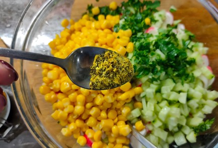 Фото шага рецепта Салат с крабовыми палочками рисом и кукурузой 175138 шаг 14  