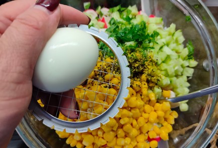 Фото шага рецепта Салат с крабовыми палочками рисом и кукурузой 175138 шаг 15  