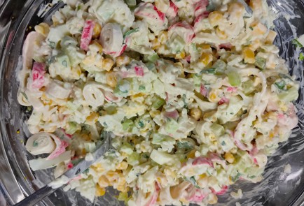 Фото шага рецепта Салат с крабовыми палочками рисом и кукурузой 175138 шаг 17  