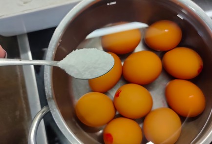 Фото шага рецепта Салат с крабовыми палочками рисом и кукурузой 175138 шаг 2  