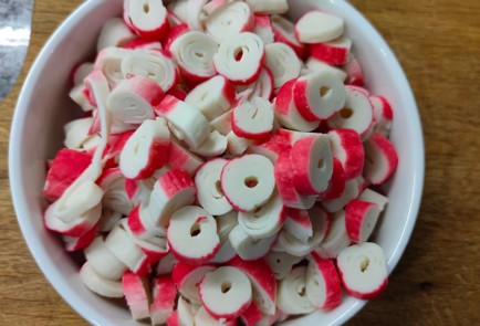 Фото шага рецепта Салат с крабовыми палочками рисом и кукурузой 175138 шаг 5  