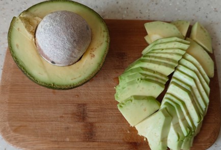 Фото шага рецепта Салат с креветками и авокадо 175932 шаг 4  