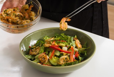 Фото шага рецепта Салат с креветками на гриле 152409 шаг 14  