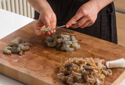 Фото шага рецепта Салат с креветками на гриле 152409 шаг 2  