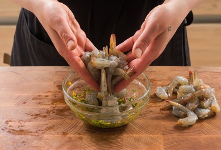 Фото шага рецепта Салат с креветками на гриле 152409 шаг 3  