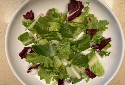 Фото шага рецепта Салат с креветками тыквенными семечками и фисташками 175343 шаг 10  