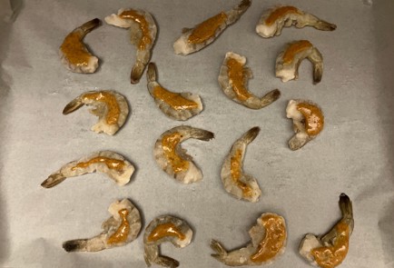 Фото шага рецепта Салат с креветками тыквенными семечками и фисташками 175343 шаг 2  