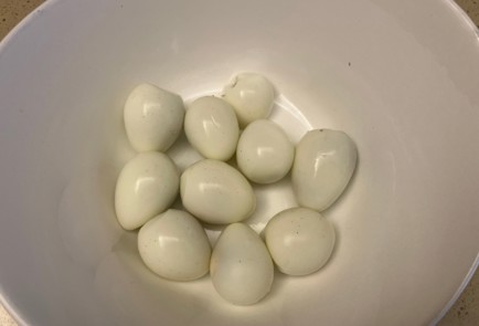 Фото шага рецепта Салат с креветками тыквенными семечками и фисташками 175343 шаг 3  