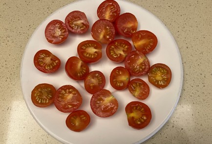 Фото шага рецепта Салат с креветками тыквенными семечками и фисташками 175343 шаг 4  