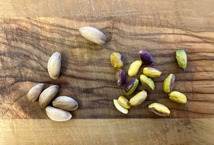 Фото шага рецепта Салат с креветками тыквенными семечками и фисташками 175343 шаг 5  