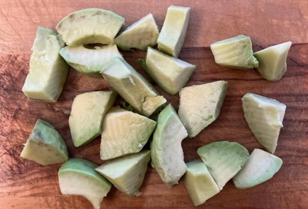 Фото шага рецепта Салат с креветками тыквенными семечками и фисташками 175343 шаг 7  