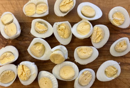 Фото шага рецепта Салат с креветками тыквенными семечками и фисташками 175343 шаг 8  