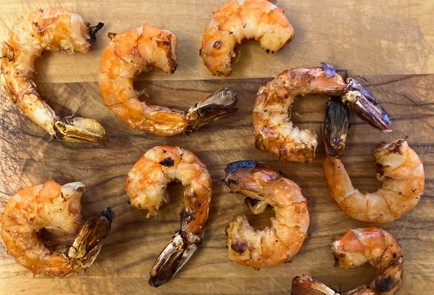 Фото шага рецепта Салат с креветками тыквенными семечками и фисташками 175343 шаг 9  